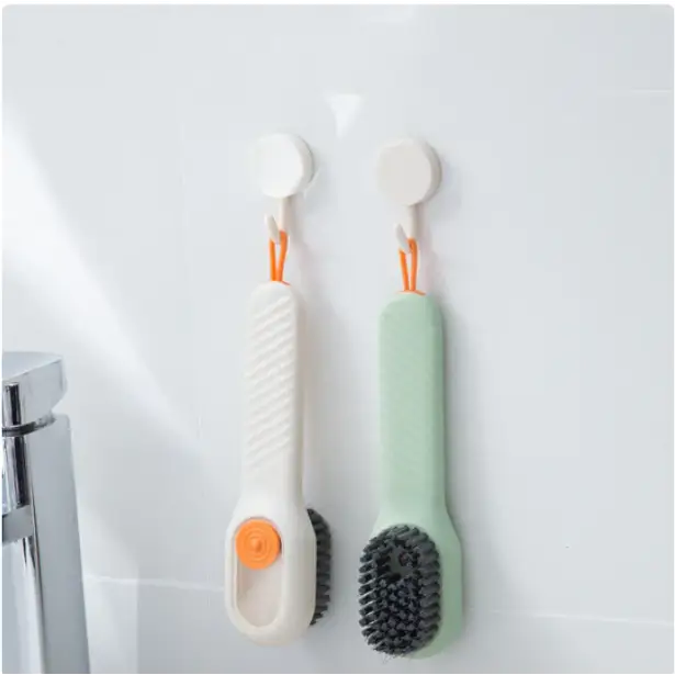 Brosse de nettoyage des chaussures avec distributeur de liquide